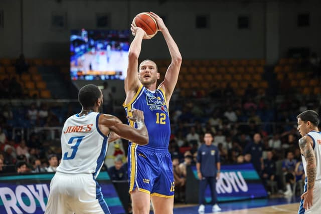 Chapman Leads Hotshots to Escape, Set Do-or-Die vs Bolts - PBA Basketball