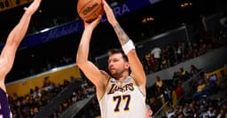 Luka’s Wild Streetball-Style Three Wows Lakers Bench - News