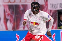 Report: Man United make €90m offer to sign forward - News