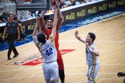 Barefield, Upshaw deliver as Blackwater shocks Magnolia for PBA Comm's Cup breakthrough - News